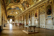 Hall interior del Louvre con arte renacentista.